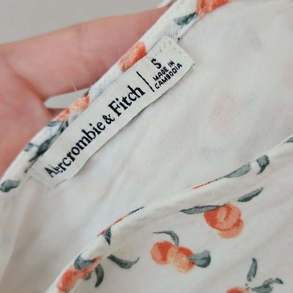 Abercrombie & Fitch White Floral V-Neck Blouse - Picture 2 of 5